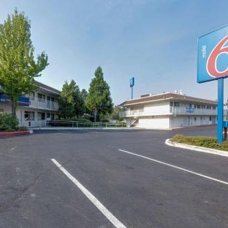 Motel 6 Weed - Mount Shasta Thumbnail