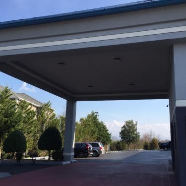 Super 8 by Wyndham Dandridge Thumbnail