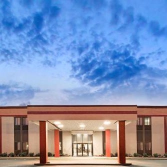 Super 8 by Wyndham Brockton Thumbnail