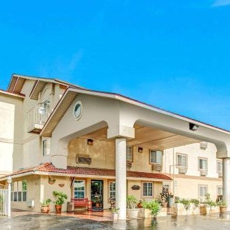 Super 8 by Wyndham San Antonio/Fiesta Thumbnail