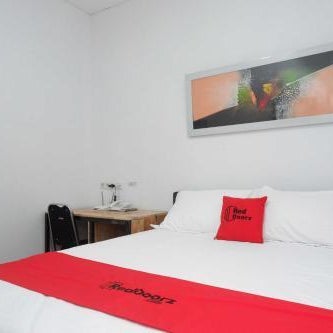 RedDoorz Plus near Patung Kuda Undip