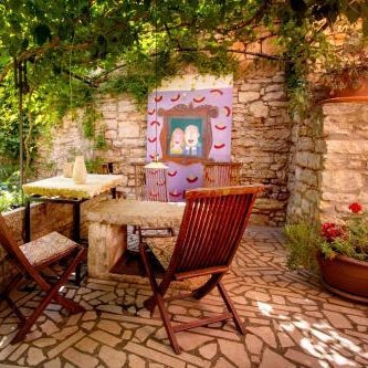 Kamene Priče rooms, music and food