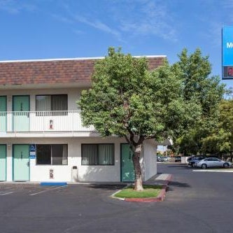 Super 8 by Wyndham Turlock Thumbnail