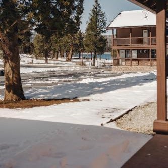 Vintage Lakeside Inn Thumbnail