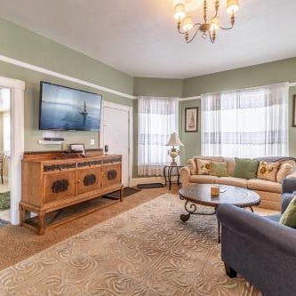 Rustic 2-Bedroom walking distance to Downtown Thumbnail