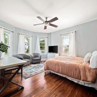 Cozy Up in 5BR Apt Near Charming Oak Square Thumbnail