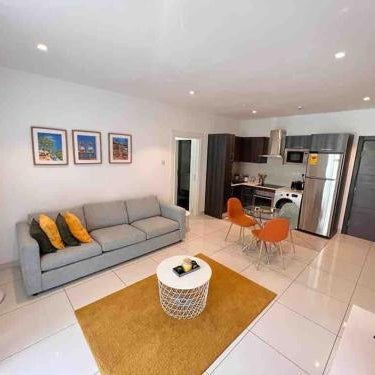 ‪Luxury One Bed Apt w/Balcony in Cantonment Thumbnail