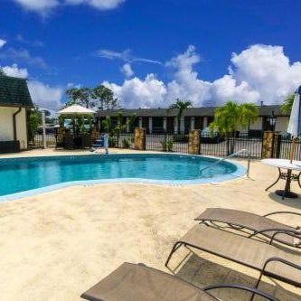 Spinnaker Inn of Naples Thumbnail