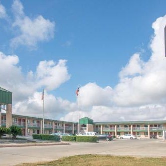 Super 8 by Wyndham Seguin Thumbnail