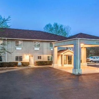 Super 8 by Wyndham McHenry/Fox Lake Area Thumbnail