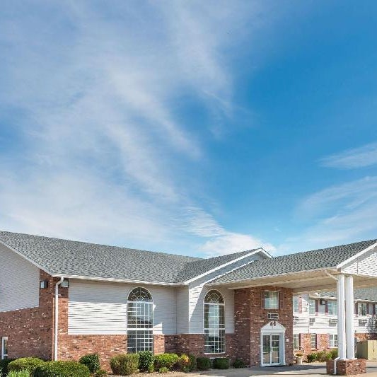 Super 8 by Wyndham Jerseyville Thumbnail