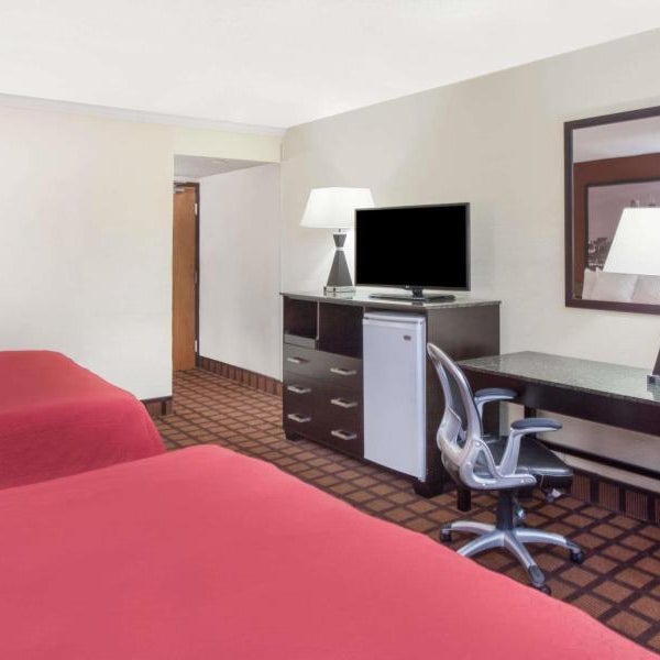 Super 8 by Wyndham Chicago IL Thumbnail
