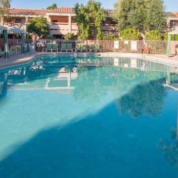La Fuente Inn & Suites Thumbnail