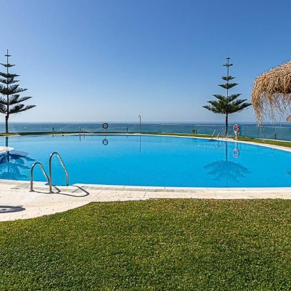 Stunning sea and mountains views close to the beach !