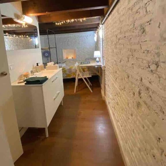 Airbhouse Private Rooms & Apartments Thumbnail