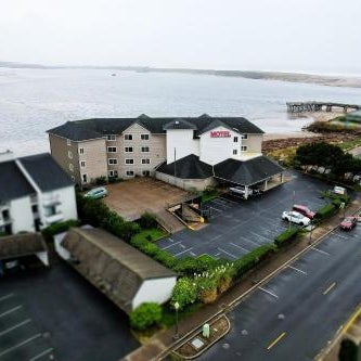 Siletz Bay Beachfront Hotel by OYO Lincoln City Thumbnail