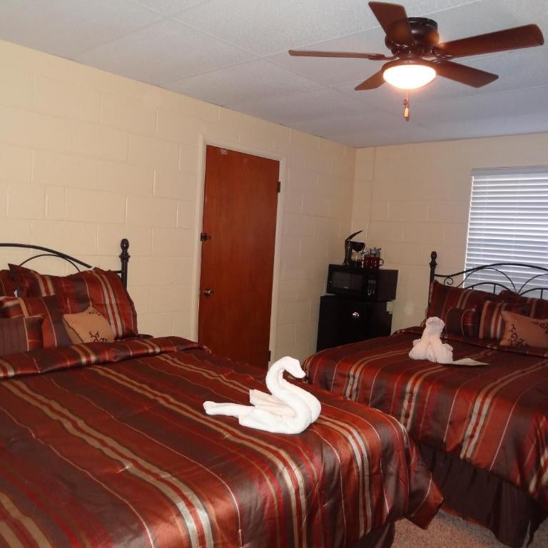 JI2 - Queen Guest Room located at the Joplin Inn