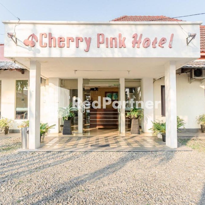 Cherry Pink Hotel Medan Mitra RedDoorz Thumbnail