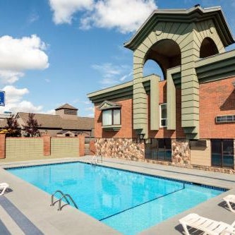 Travelodge by Wyndham Calgary South Thumbnail