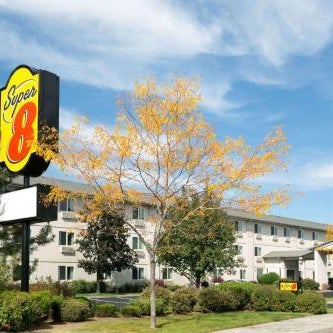 Super 8 by Wyndham Redmond Thumbnail