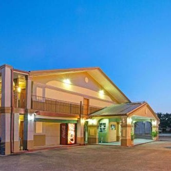 Super 8 by Wyndham La Marque TX/Texas City Area Thumbnail