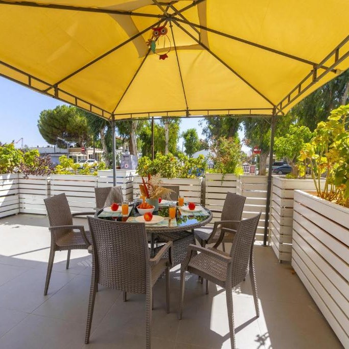 Atlantis Apartments 50m from Makenzy seafront