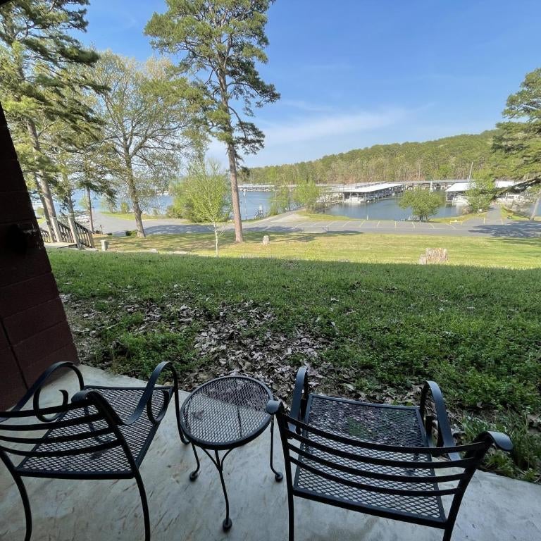 GR12 - Mountain Harbor King Guest Room on Lake Ouachita