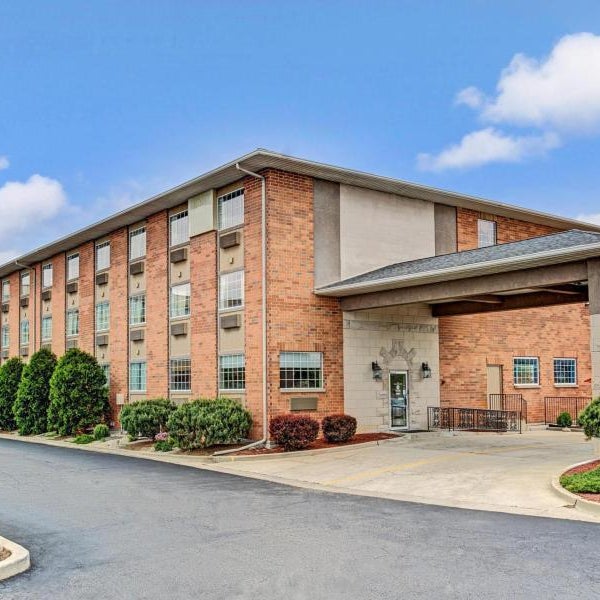 Super 8 by Wyndham Gurnee Thumbnail
