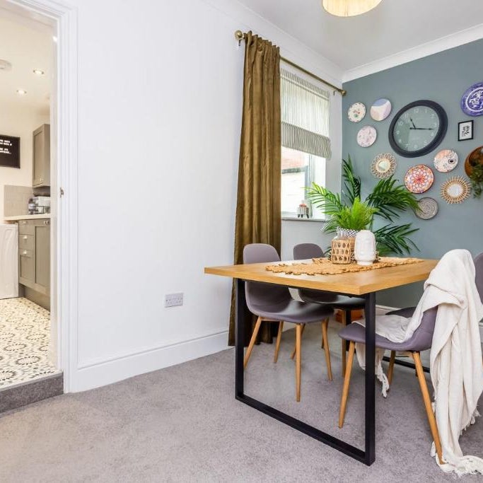 Boho Chic - Stylish Home in City Centre, Sleeps 4 Thumbnail