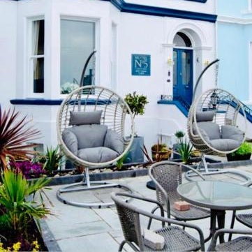 Hotel No5, Beachfront with Free Private Car Park