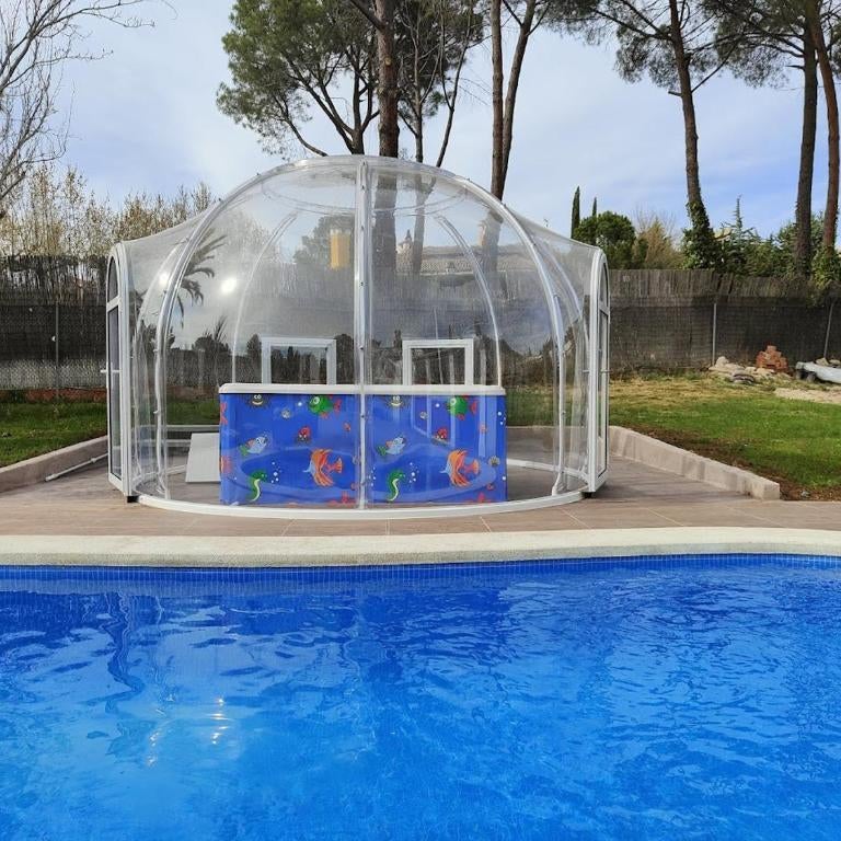 habitaciones en Chalet con piscina y jacuzzi en Madrid