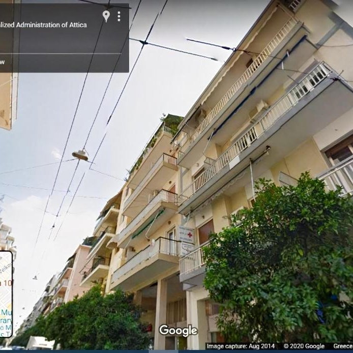 Pretty rooms in Gold and Blue apartment in safe central area Thumbnail