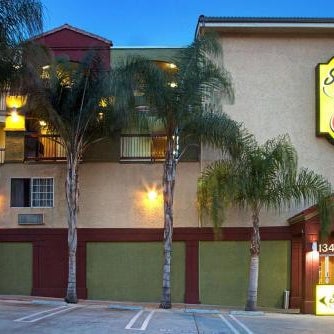 Super 8 by Wyndham Los Angeles Downtown Thumbnail
