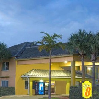 Super 8 by Wyndham Dania/Fort Lauderdale Arpt Thumbnail