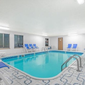 Super 8 by Wyndham Vincennes Thumbnail