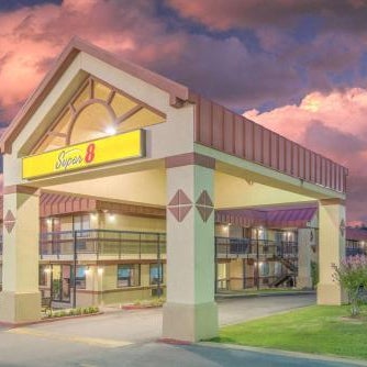 Super 8 by Wyndham Tulsa Thumbnail