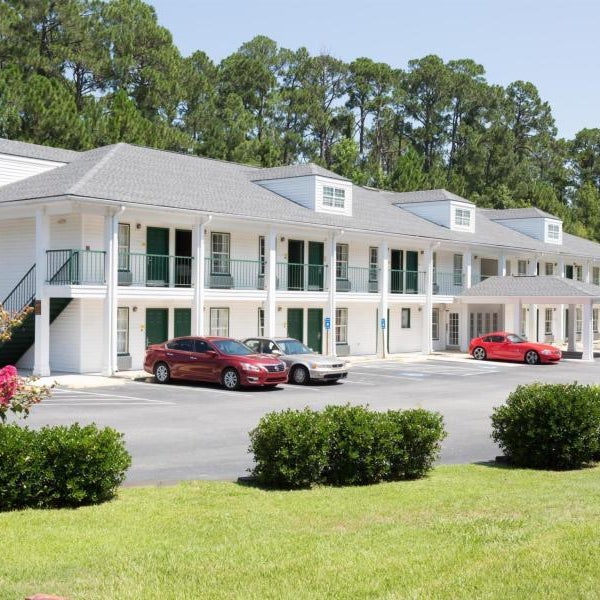 Super 8 by Wyndham Statesboro Thumbnail