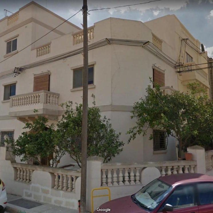 Corner Townhouse 1Km from University Thumbnail