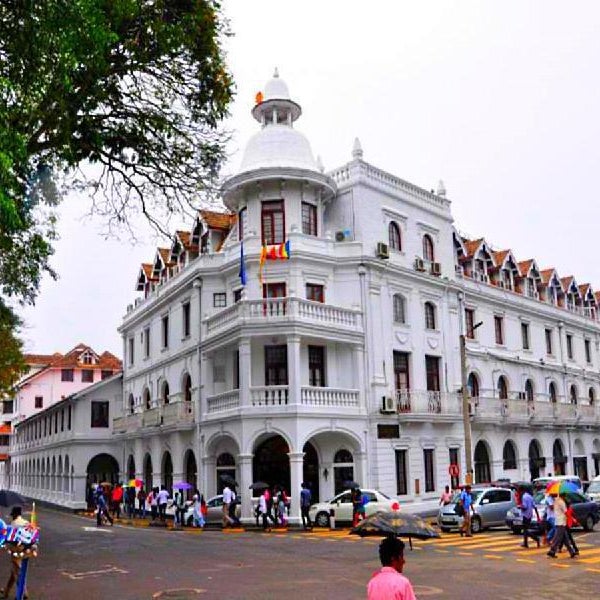 Queen'S Hotel Thumbnail