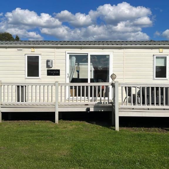 Burgh Castle 3-Bed Haven: Near Norfolk Broads