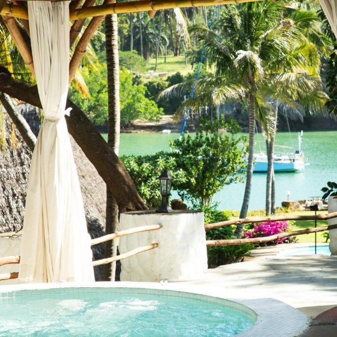 African Funhouse Mtwapa, Creek View, Jacuzzi, Table Tennis & more