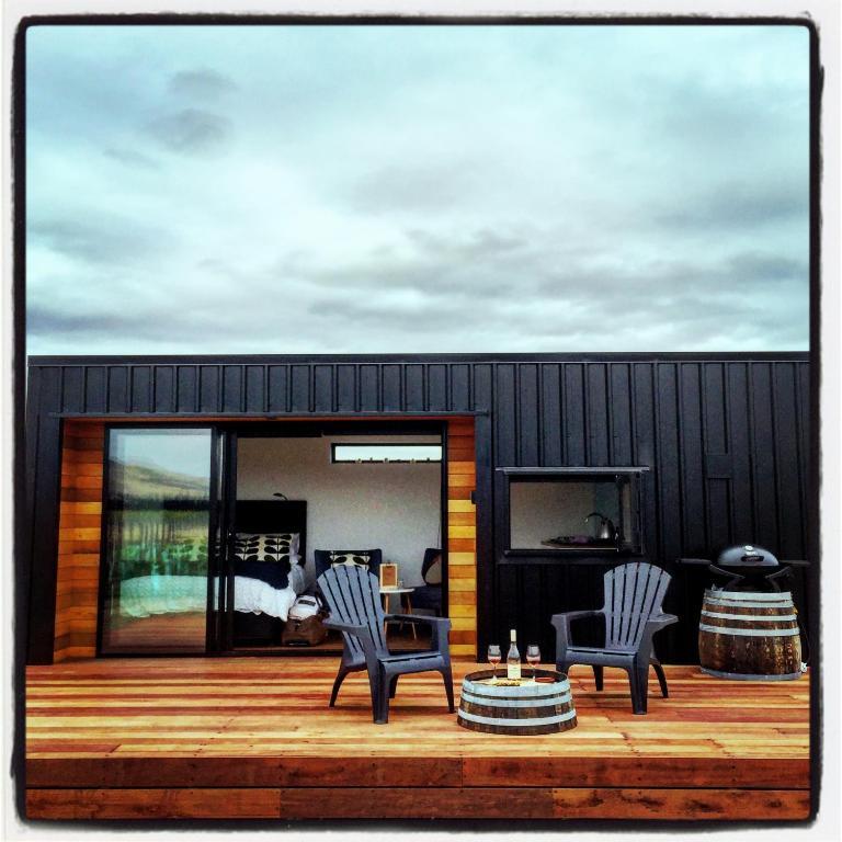 Romantic vineyard getaway on Wine Estate, with wine tasting, hot tub and amazing views