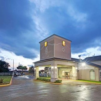 Super 8 by Wyndham Dallas East Thumbnail