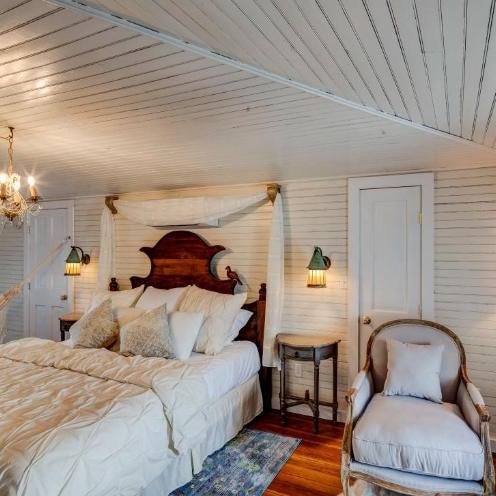 Fairytale Loft Suite 1 bed, 1 bath Luxury Apartment in Downtown Belmont Thumbnail