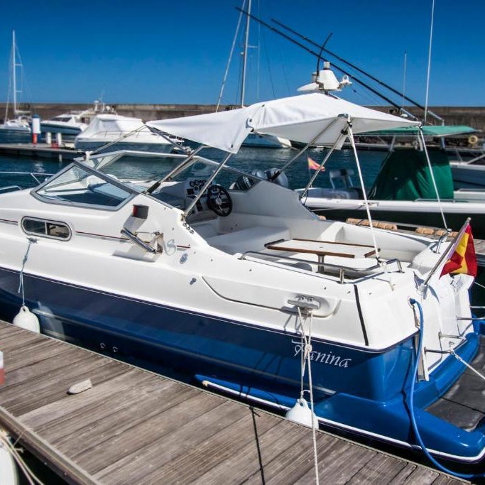Cozy boat to unwind by the ocean