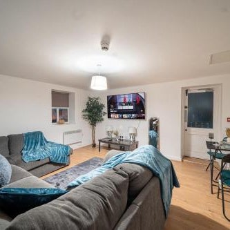 Cozy 2-Bedroom Ground-Floor Apt near Kirkstall Shopping Centre Thumbnail