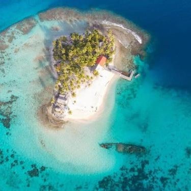 Cabaña frente al mar de Guna Yala Isla del Barco hundido