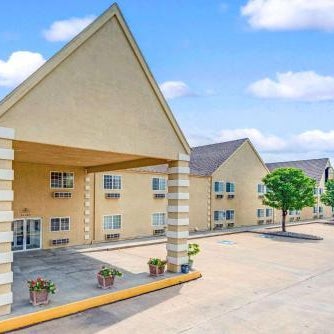 Super 8 by Wyndham De Soto Thumbnail