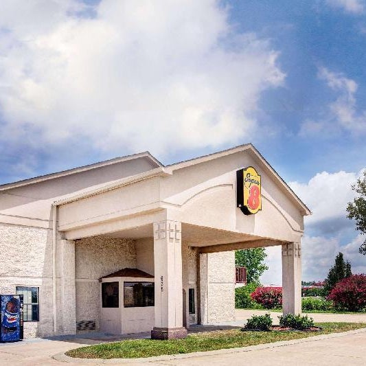 Super 8 by Wyndham Clarksville East Thumbnail