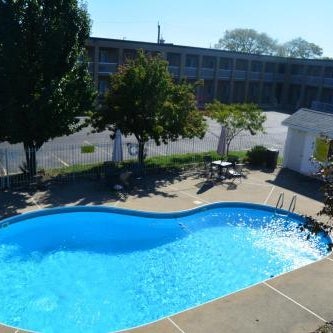 Super 8 by Wyndham Windsor/Dougall Thumbnail